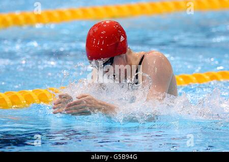 Die britische Hannah Miley tritt am dritten Tag der Olympischen Spiele 2012 in London im Aquatics Center im Olympic Park, London, im 200-m-Einzel-Medley-Rennen der Frauen an. Stockfoto