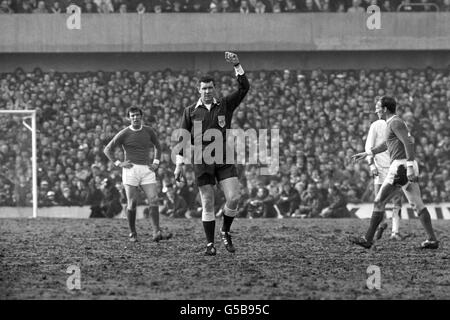 Schiedsrichter Jack Taylor, ein Schlächter aus Wolverhampton und einer der beiden britischen Schiedsrichter unter 30 ausgewählt vom International Football Federation Schiedsrichter Ausschuss für die WM-Finale 1970. Jack, 39, war zweimal in Brasilien gewesen und sagt, dass er Geschichten von Disziplinlosigkeit auf dem Feld in Südamerika übertrieben findet. Vereinzelte Fälle von schlechtem Verhalten werden herausgegriffen und hervorgehoben, "in der gleichen Weise, wie sie in diesem Land sind". Jack Taylor trat 1966 als Linienmann bei der Weltmeisterschaft in England auf. Stockfoto