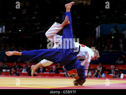 Die britische Sarah Clark (Bottom) wird von Frankreichs Automne Pavia während ihres 57 kg schweren Judo-Bout der Frauen in der Excel North Arena 2 in London geworfen. Stockfoto