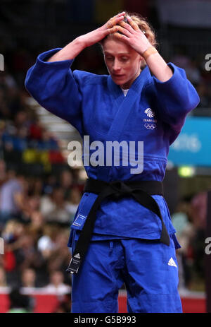 Die britische Sarah Clark reagiert, nachdem sie am dritten Tag der Olympischen Spiele in London 2012 gegen die französische Automne Pavia bei ihrem 57 kg schweren Judo-Kampf der Frauen in der Excel North Arena 2 in London verloren hatte. Stockfoto