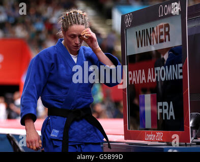 Die britische Sarah Clark verlor am dritten Tag der Olympischen Spiele 2012 in London beim 57 kg Judo Bout der Frauen in der Excel North Arena 2 in London gegen die französische Automne Pavia. Stockfoto