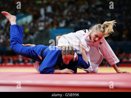 Die britische Sarah Clark (Bottom) wird am dritten Tag der Olympischen Spiele 2012 in London von Frankreichs Automne Pavia während ihres 57 kg schweren Judo-Bout der Frauen in der Excel North Arena 2, London, geworfen. Stockfoto