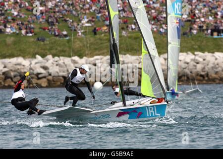 Die Irinnen Matt McGovern und Ryan Seaton treten am dritten Tag der Olympischen Spiele in London 2012 in den 49ern der Männer an, Rennen 1 auf den Gewässern vor Weymouth und Portland. Stockfoto