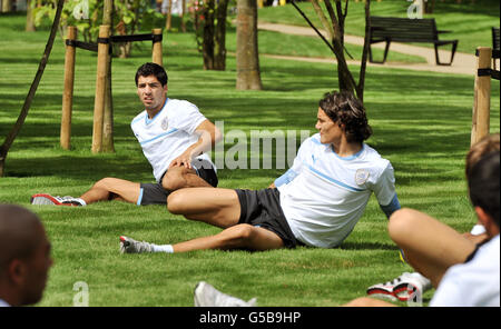 Mitglieder der uruguayischen Olympischen Fußballmannschaft, darunter Liverpool-Spieler Luis Suarez (links) und Napoli-Spieler Edinson Cavani, erstrecken sich im Dorf der Olympischen Athleten in Stratford, Ost-London. Stockfoto