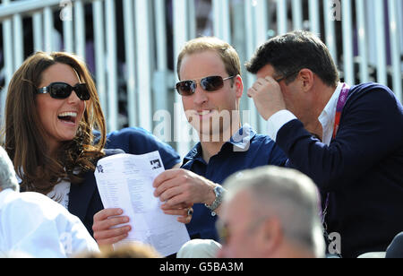 Lord Sebastian Coe (rechts), Vorsitzender der LOCOG, mit dem Herzog und der Herzogin von Cambridge, während sie die Cross Country Phase der Eventing am dritten Tag der Olympischen Spiele 2012 in London im Greenwich Park beobachten. Stockfoto