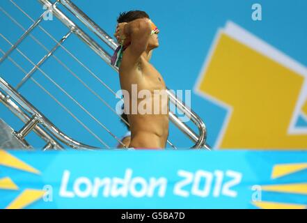 Der britische Tom Daley bereitet sich während des Men's Synchronized 10m Platform Wettbewerbs im Aquatics Centre im Olympics Park während des dritten Tages der Olympischen Spiele 2012 in London vor. Stockfoto