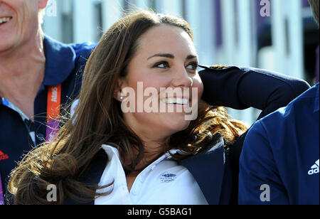 Die Herzogin von Cambridge jubelt Zara Phillips an, sie tritt in die Arena während der Cross Country Phase of the Eventing im Greenwich Park, am dritten Tag der Olympischen Spiele 2012 in London. Stockfoto