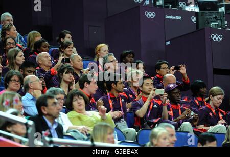 London 2012 ArbeiterInnen belegen während des Finales der Kunstgymnastik für Frauen in der North Greenwich Arena, London, am sechsten Tag der Olympischen Spiele 2012 in London, leere Plätze. Stockfoto
