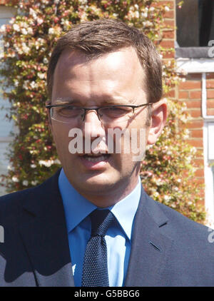 David Camerons ehemaliger Spin-Doktor Andy Coulson, gibt eine Erklärung außerhalb seines Londoner Hauses ab, nachdem die Entscheidung bekannt gegeben wurde, ihn wegen angeblicher Telefonhacking zu verfolgen. Stockfoto