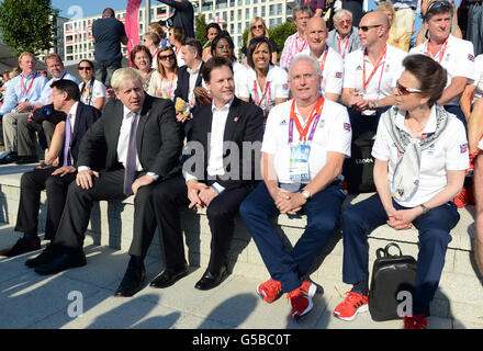 Lord Sebastian Coe (links) mit dem Londoner Bürgermeister Boris Johnson, dem stellvertretenden Premierminister Nick Clegg und der Prinzessin Royal während der Begrüßungszeremonie im Athletes Village, Olympic Park, London. Stockfoto
