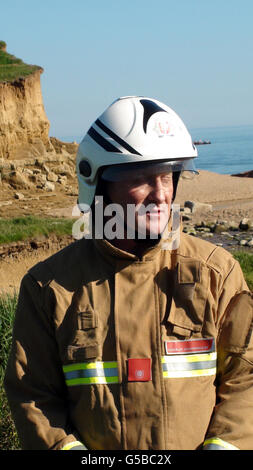 Group Manager Mick Stead, von Dorset Fire and Rescue Service, spricht mit den Medien in der Nähe der Szene der Klippe fallen in der Nähe des Freshwater Beach Holiday Park bei Burton Bradstock, Dorset. Stockfoto