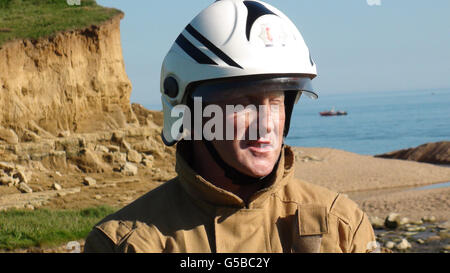 Group Manager Mick Stead, von Dorset Fire and Rescue Service, spricht mit den Medien in der Nähe der Szene der Klippe fallen in der Nähe des Freshwater Beach Holiday Park bei Burton Bradstock, Dorset. Stockfoto