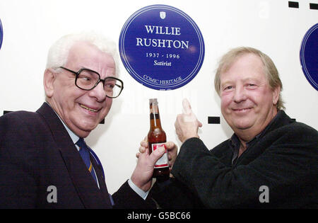 Comics Barry Cryer (L) Tim Brooke-Taylor enthüllt Willie Rushton im Foyer des BBC TV Center eine Gedenktafel zu Ehren einiger der großen Namen der britischen Komödie. Weitere Ehrwürdige sind Wilfrid Brambell, Harry H. Corbett, Paul Eddington CBE und Marti Caine. * mit einer Fernsehsendung, die im BBC-Fernsehen gezeigt wird. Stockfoto