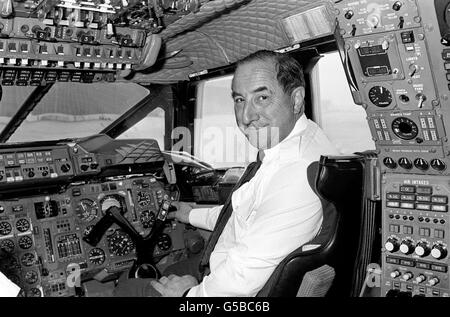 Der ehemalige Concorde-Testpilot Brian Trubshaw war zum letzten Mal am Londoner Flughafen Heathrow an den Kontrollen des Flugzeugs, bevor er das Flugzeug zur Farnborough Air Show flog. Stockfoto