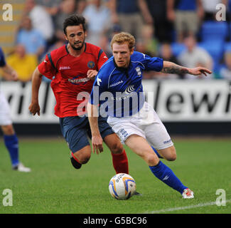 Fußball - vor der Saison freundlich - Shrewsbury Town / Birmingham City - Greenhous Meadow. Aaron Wildig von Shrewsbury Town (links) und Chris Burke von Birmingham City (rechts). Stockfoto