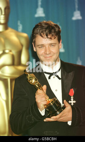 Russell Crowe, bester Schauspieler für Gladiator, Backstage bei der 73.  jährlichen Academy Awards im Shrine Auditorium in Los Angeles, So., 25.  März 2001. (Foto © tsuni) - CroweRussell 09. jpgCroweRussell 09  Veranstaltung, image size:281x470