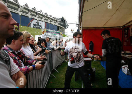 Madonna im Konzert, Edinburgh. Madonna-Fans im Merchandise-Store auf Murrayfield Stockfoto