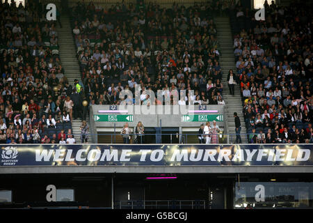 Madonna in concert - Edinburgh. Madonna Fans auf Murrayfield Stockfoto