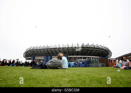 Madonna im Konzert, Edinburgh. Madonna Fans auf Murrayfield Stockfoto