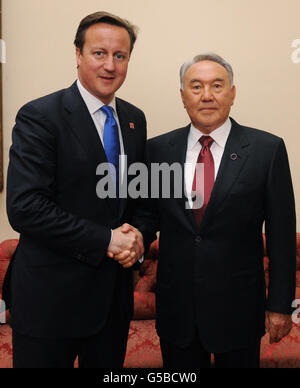 Premierminister David Cameron schüttelt bei einem Empfang im Buckingham Palace, London, die Hände mit dem Präsidenten von Kasachstan Nursultan Nazarbayev, um die Staats- und Regierungschefs in Großbritannien willkommen zu heißen, bevor sie zur Eröffnungsfeier der Olympischen Spiele 2012 in London ins Olympiastadion reisen. Stockfoto