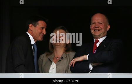 Lord Sebastian Coe mit Ffion Hague und William Hague plaudern vor der Eröffnungsfeier der Olympischen Spiele 2012 im Olympiastadion in London. Stockfoto