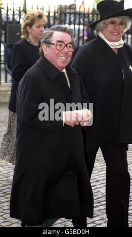 Comedian Ronnie Corbett und seine Frau Anne (rechts) kommen für den Dankgottesdienst für das Leben der Cricket-Legende Lord Cowdrey von Tonbridge in Westminster Abbey in London an. Cowdrey starb im Dezember 2000 im Alter von 67 Jahren. * Cowdrey war ehemaliger Kapitän von Kent und England und Vorsitzender des International Cricket Council. Stockfoto