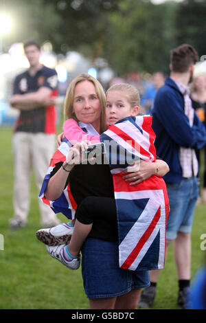 Menschenmassen versammeln sich, um die Eröffnungszeremonie der Olympischen Spiele 2012 in London beim BT Live Event im Victoria Park, Hackney, zu sehen Stockfoto