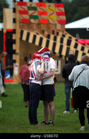 Olympische Spiele In London – Tag 0. Bei der BT Live Event im Victoria Park, Hackney, treffen sich Menschenmassen, um die Eröffnungszeremonie der Olympischen Spiele 2012 in London zu verfolgen Stockfoto