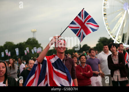 Menschenmassen versammeln sich, um die Eröffnungszeremonie der Olympischen Spiele 2012 in London beim BT Live Event im Victoria Park, Hackney, zu sehen Stockfoto