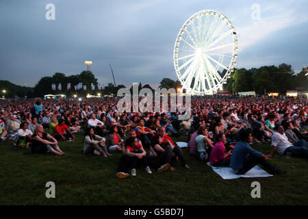 Menschenmassen versammeln sich, um die Eröffnungszeremonie der Olympischen Spiele 2012 in London beim BT Live Event im Victoria Park, Hackney, zu sehen Stockfoto