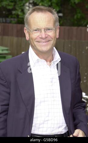 Der Romanautor Jeffrey Archer kommt in der Oxford Union Debating Chamber in Oxford zu einer Debatte mit Fay Weldon, Jenni Murray und Raymond Blanc über den Zustand der englischen Sprache. Die Debatte ist Teil des 5. Oxford Literary Festivals. Stockfoto