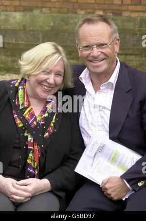 Der Schriftsteller Jeffrey Archer vor der Debattierkammer der Oxford Union in Oxford mit dem Schriftsteller Fay Weldon. Das Paar kam zu einer Debatte mit Jenni Murray und Raymond Blanc über den Zustand der englischen Sprache. * die Debatte ist Teil des 5. Oxford Literary Festivals. Stockfoto