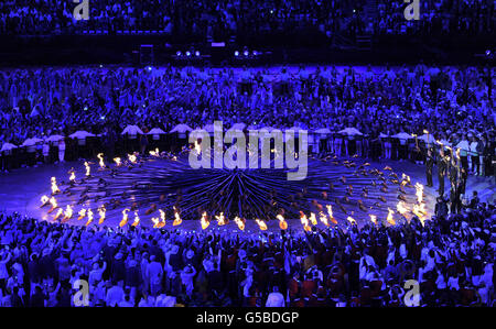 Olympische Spiele In London – Tag 0. Die olympische Fackel wird während der Eröffnungszeremonie der Olympischen Spiele 2012 im Londoner Olympiastadion angezündet. Stockfoto