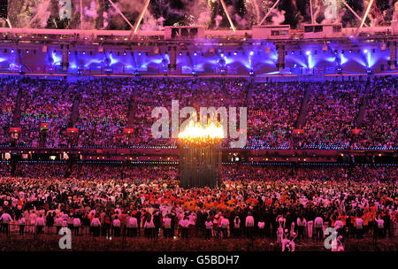 Olympische Spiele In London – Tag 0. Die olympische Flamme wird während der Eröffnungszeremonie der Olympischen Spiele 2012 im Olympiastadion in London angezündet. Stockfoto