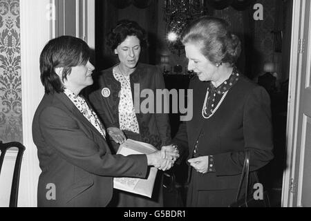 Premierministerin Margaret Thatcher, rechts, begrüßt Ann Widdecombe, links, mit Lady Olga Maitland während eines Empfangs in der Downing Street Nr. 10 für Mitglieder der Frauen und Familien der Verteidigung, Auf der eine Petition eingereicht wurde, um „die Anerkennung Großbritanniens für die Errungenschaften der NATO bei der Erhaltung des Friedens in Europa für 35 Jahre zu Protokoll zu geben“. Stockfoto