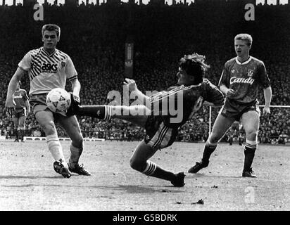 Fußball - Barclays League Division One - Liverpool / Norwich City - Anfield. Liverpooler Torschütze Ray Houghton schieß im Spiel gegen Norwich in Anfield auf das Tor. Stockfoto