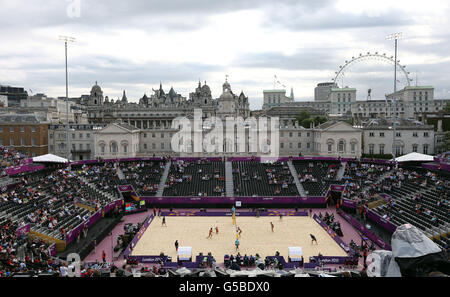 Eine allgemeine Sicht des Spiels zwischen Chinas Zhang Xi und Xue Chen und Russlands Anastasia Vasina und Anna Vozakova während der Vorrunde des Women's Beach Volleyball bei der Horse Guards Parade im Zentrum von London. Stockfoto