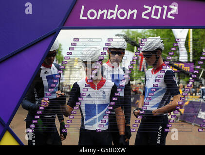 Die Briten (von links nach rechts) David Millar, Mark Cavendish, Bradley Wiggins und Chris Froome melden sich vor dem Men's Road Race auf der Mall in London an. Stockfoto