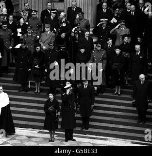 Der Herzog von Edinburgh und andere berühmte Trauernde grüßen Sir Winston Churchills Sarg, der in der letzten Phase des Staatsbegräbnisses die St. Paul's Cathedral verlässt. Die Königin ist im Vordergrund neben dem Herzog zu sehen. Stockfoto