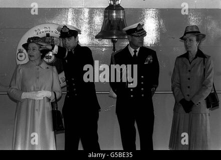 Prinz Andrew (später Herzog von York) weist seiner Mutter, der Queen, bei ihrer Rückkehr nach Portsmouth Teile des Schiffes an Bord der RN Aircraft Carrier HMS Invincible vor. Die Königin, der Herzog von Edinburgh und Prinzessin Anne (r) reisten zum Schiff, bevor es andockte. Der Prinz war während des Falkland-Krieges ein Hubschrauberpilot an Bord des Schiffes. Stockfoto