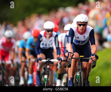 Olympische Spiele In London - Tag 1. Der Großbritanniens Bradley Wiggins führt das Hauptfeld auf Box Hill während des Men's Road Race, Box Hill, an. Stockfoto