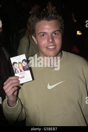 Edward Spencer, 14, aus Leicestershire, nachdem er an der britischen Filmpremiere von „Bridget Jones“ Diary teilgenommen hatte. Edward erhielt eine Eintrittskarte von der Sängerin Geri Halliwell am Leicester Square in London. Stockfoto