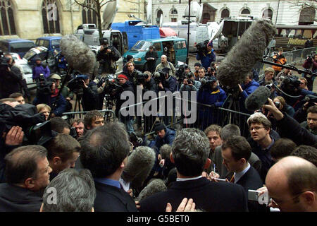 Pressevertreter treffen sich vor dem Hull Crown Court während einer Pressekonferenz, die stattfand, nachdem Michael Duberry von Leeds United und der United-Teamkollege Jonathan Woodgate nach einem Angriff auf einen Studenten von der Verschwörung befreit wurden, um den Kurs der Gerechtigkeit zu pervertieren. * Sarfraz Najeib, außerhalb eines Nachtclubs in Leeds. Stockfoto