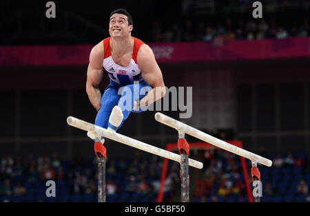 Der britische Kristian Thomas tritt während der Qualifikation des Artistic Turnen-Teams in der North Greenwich Arena in London an den parallelen Bars an. Stockfoto