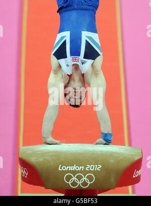 Der britische Daniel Purvis tritt während der Qualifikation des Artistic Turnen-Teams in der North Greenwich Arena, London, am Gewölbe an. Stockfoto