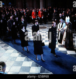 Die Königin und der Herzog von Edinburgh führen Trauernde in der St. Paul's Cathedral, London, während des Trauerdienstes für Sir Winston Churchill. Dahinter stehen die Königin Mutter und Prinz Charles (später der Prinz von Wales). Stockfoto