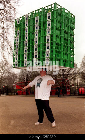 Der starke John Evans, 54, aus Derbyshire, als er den Weltrekord beim Ausgleich von Milchkisten im Hyde Park, London, zerschlägt. Evans balancierte 96 Kisten auf seinem Kopf und übertraf damit den vorherigen Weltrekord von 95. * die Veranstaltung fand zur Feier des Finales des Milchmanns des Jahres in London statt. Stockfoto