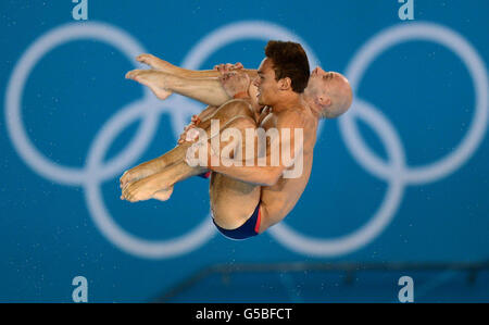 Die Briten Tom Daley und Peter Waterfield (zurück) machen ihren dritten Tauchgang während des Men's Synchronized 10m Platform Finals am dritten Tag der Olympischen Spiele 2012 im Aquatics Centre, Olympic Park, London. Stockfoto