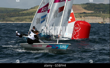 Olympische Spiele In London - Tag 3. Die griechische Laser Radial Seemannin Anna Agrafioti rundet die Windmarke während der heutigen Olympischen Rennen in Weymouth. Stockfoto