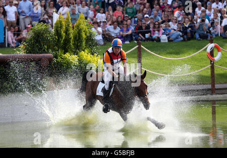 Niederlande Andrew Heffernan auf Millthyme Corolla auf der Cross Country-Strecke während der Veranstaltung im Greenwich Park, am dritten Tag der Olympischen Spiele 2012 in London. Stockfoto